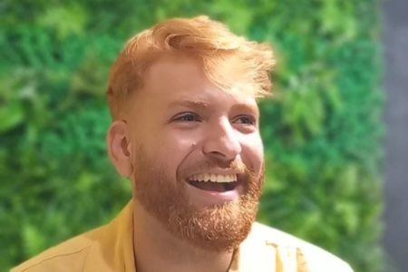 homem branco com bigode e cabelo