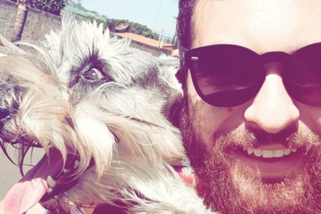 homem branco com bigode e cabelo
