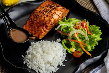 Prato com posta de salmão, salada e arroz - Metrópoles