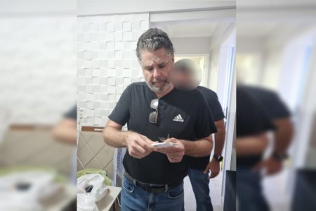 Imagem colorida de homem com camiseta preta