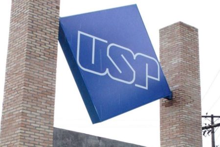 Imagem colorida mostra placa da Universidade de São Paulo, USP, em azul - Metrópoles