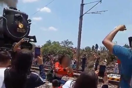 imagem colorida mulher morre atingida trem ao tirar selfie mexico