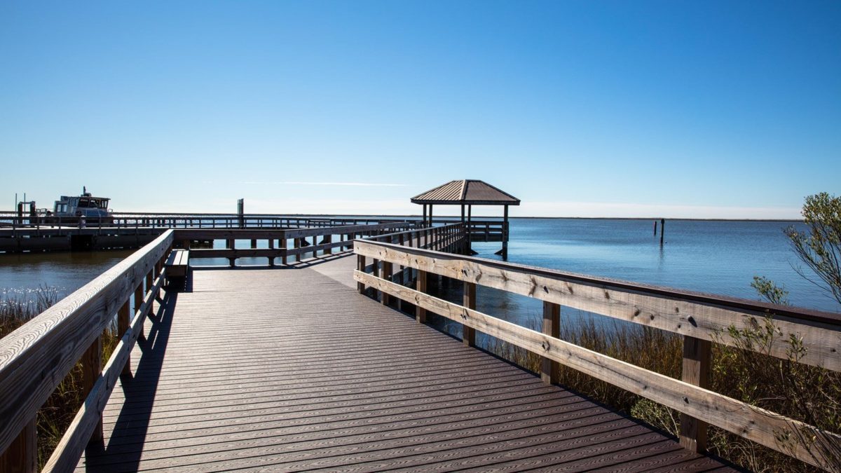 Fotografia colorida do Davis Bayou Fishing Pier