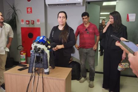 Imagem colorida mostra a influencer Natalia Becker após depoimento em delegacia na cidade de São Paulo sobre o caso do homem que morreu após um peeling de fenol - Metrópoles