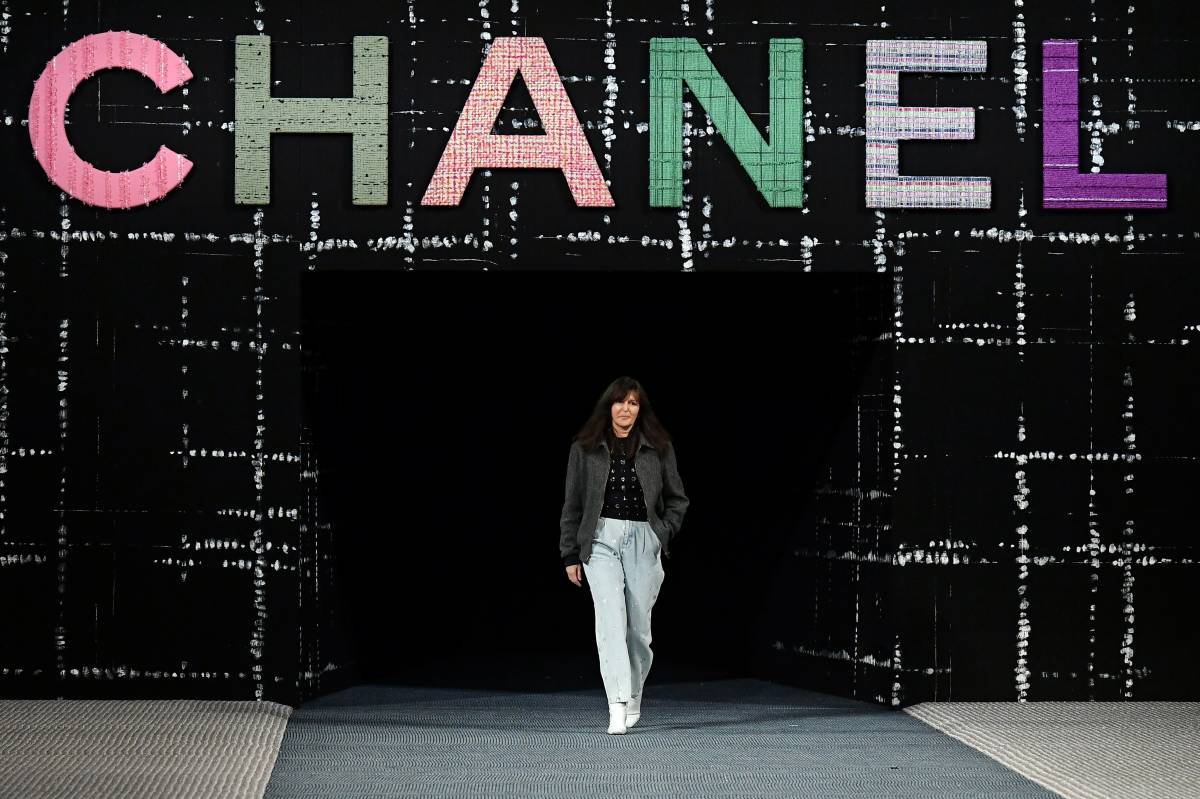 Na imagem com cor, foto da Virginie Viard no desfile da Chanel - metrópoles
