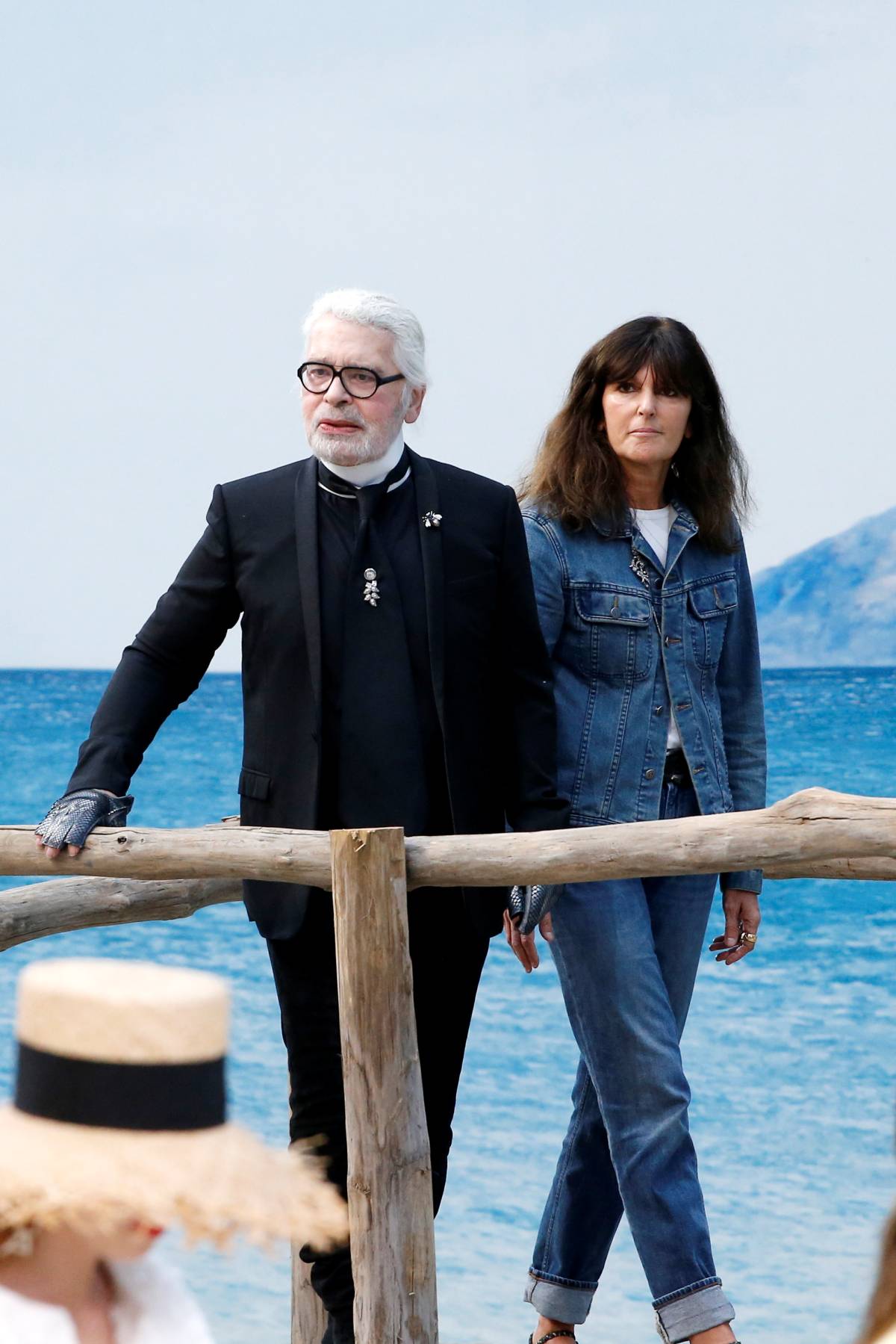 Na imagem com cor, foto de Karl Lagerfeld com Virginie Viard - metrópoles