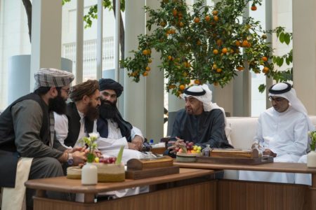 Imagem colorida mostra membros do Talibã durante reunião como presidente dos Emirados Árabes Unidos - Metrópoles