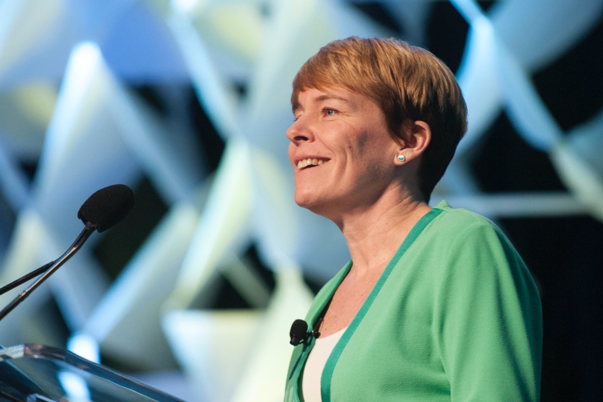 Fotografia colorida da cientista Cheryl Martin | Energy Summit