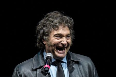Imagem colorida mostra o presidente da Argentina, Javier Milei, durante discurso - Metrópoles
