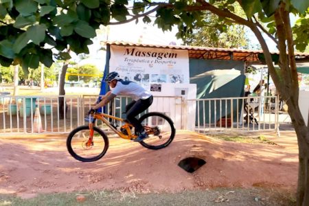 Foto colorida de ciclista em competição