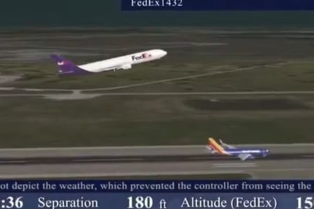 Foto colorida de aeronaves a 60 m de distância - Metrópoles