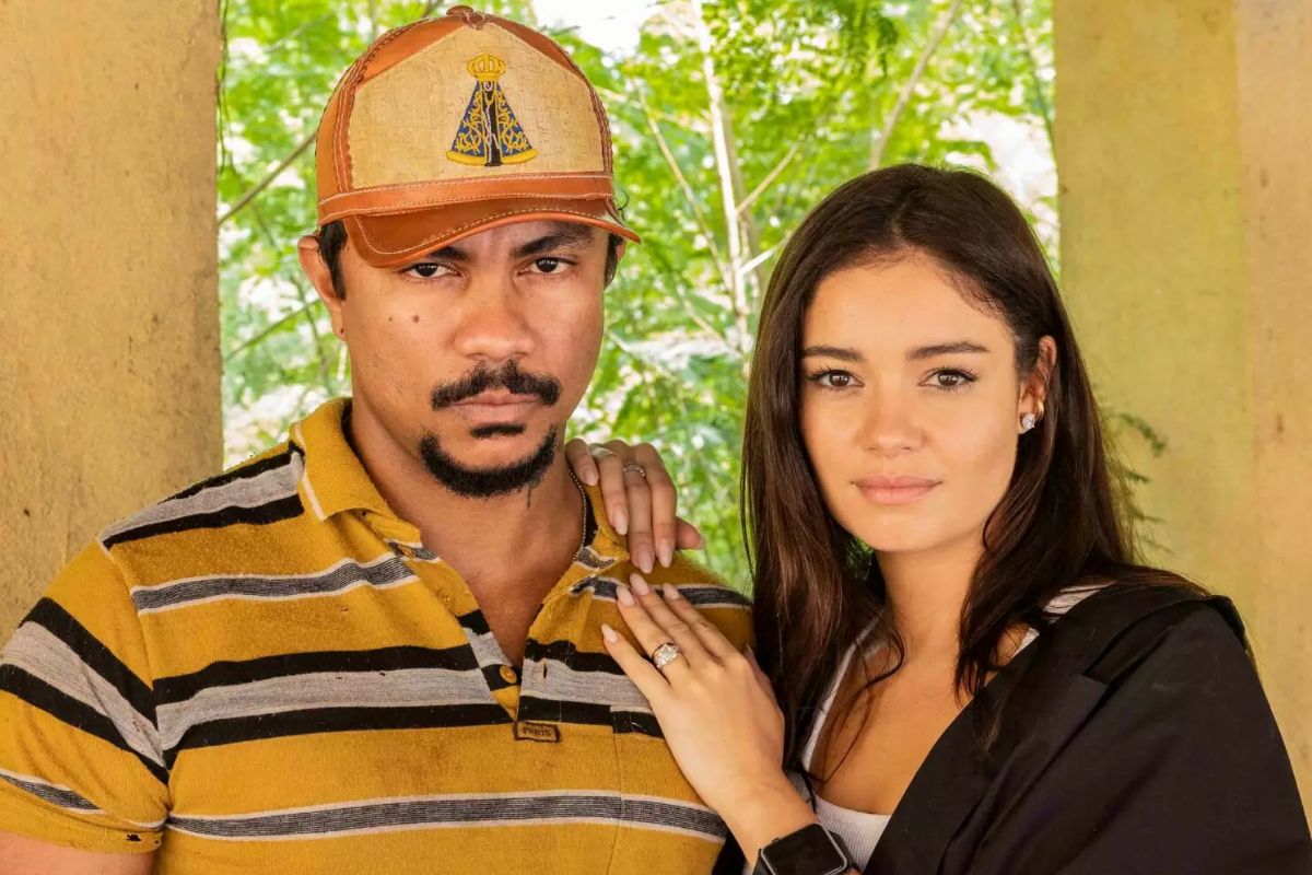 Foto colorida de Xamã e Sophie Charlotte - Metrópoles
