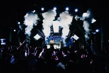 DJ Topo tocando em uma balada de funk MTG - Metrópoles