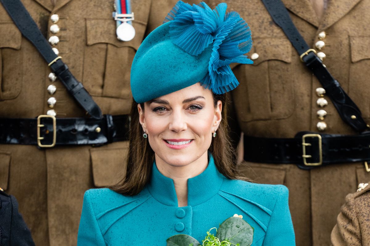 Foto colorida de mulher com roupa e chapéu azul - Metrópoles