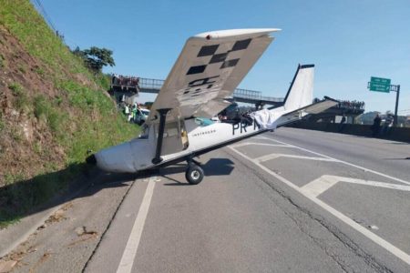 Foto colorida de avião caído em rodovia - Metrópoles