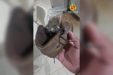 Imagem colorida de drogas colocadas dentro de uma bota de criança- Metrópoles