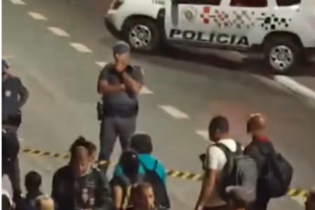 Foto colorida de policiais militares de São Paulo na rua - Metrópoles