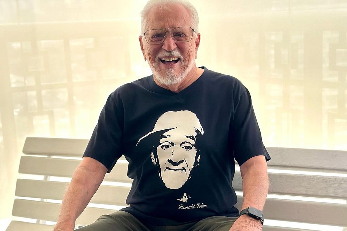 Carlos Alberto de Nóbrega posa, sorridente, no banco da Praça - Metrópoles