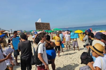 Manifestantes contra a PEC das praias em Ipanema - Metrópoles