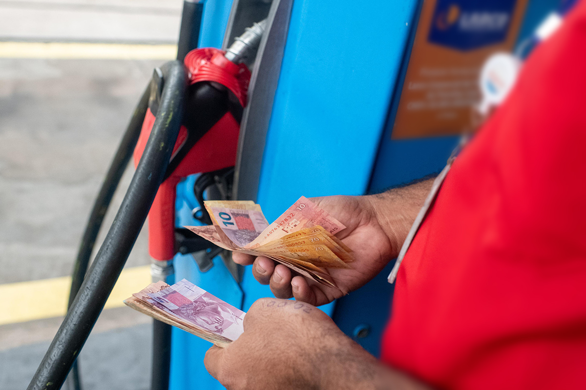 dinheiro posto de gasolina distribuidoras