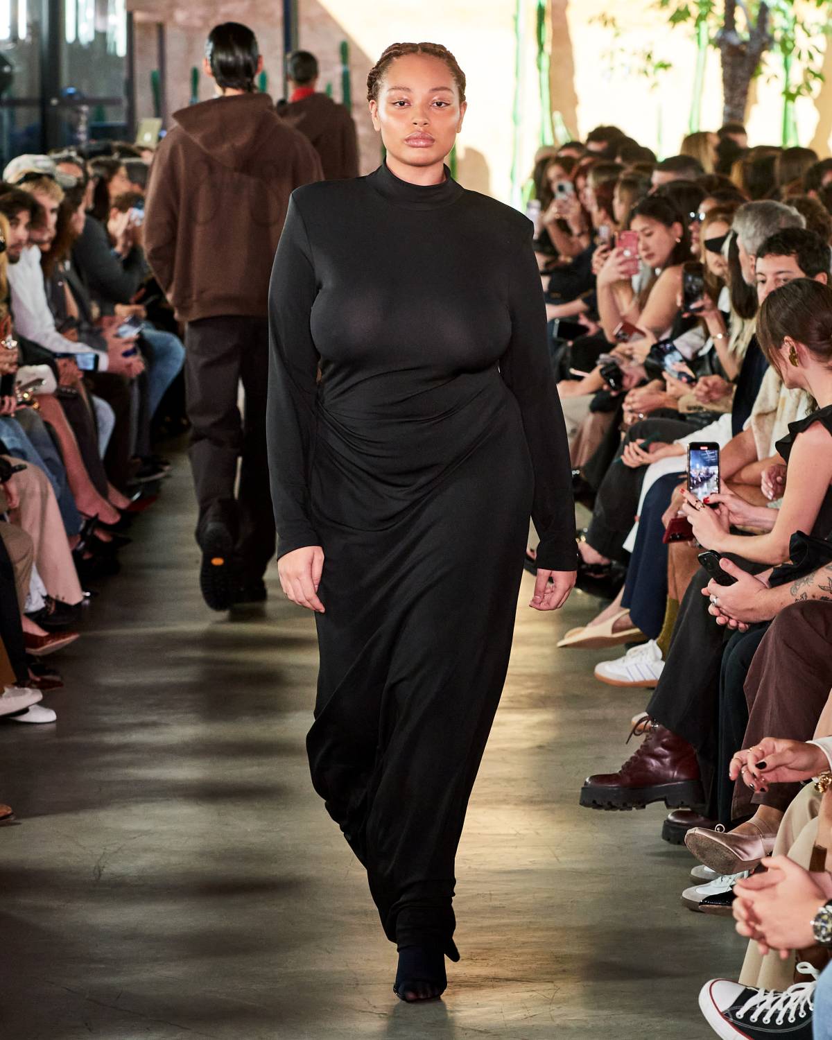 Na imagem com cor, foto do desfile da Mondepars, marca da Sasha Meneghel - metrópoles