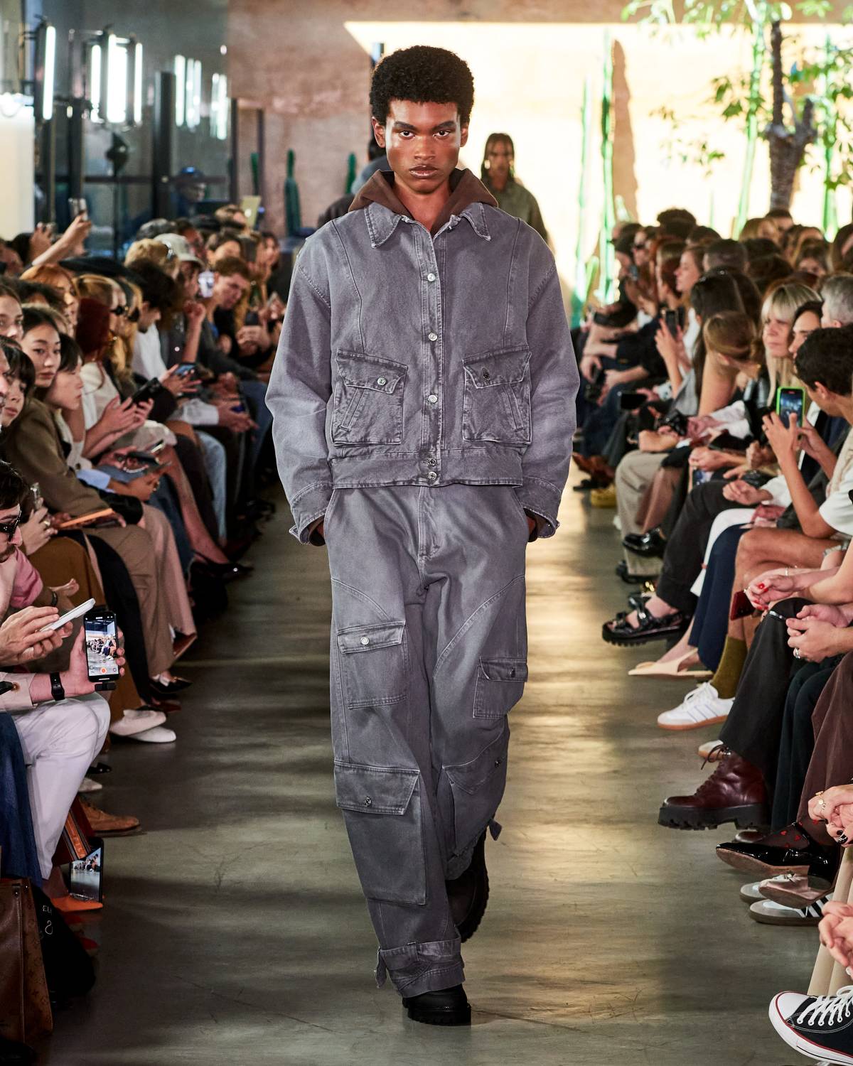 Na imagem com cor, foto do desfile da Mondepars, marca da Sasha Meneghel - metrópoles