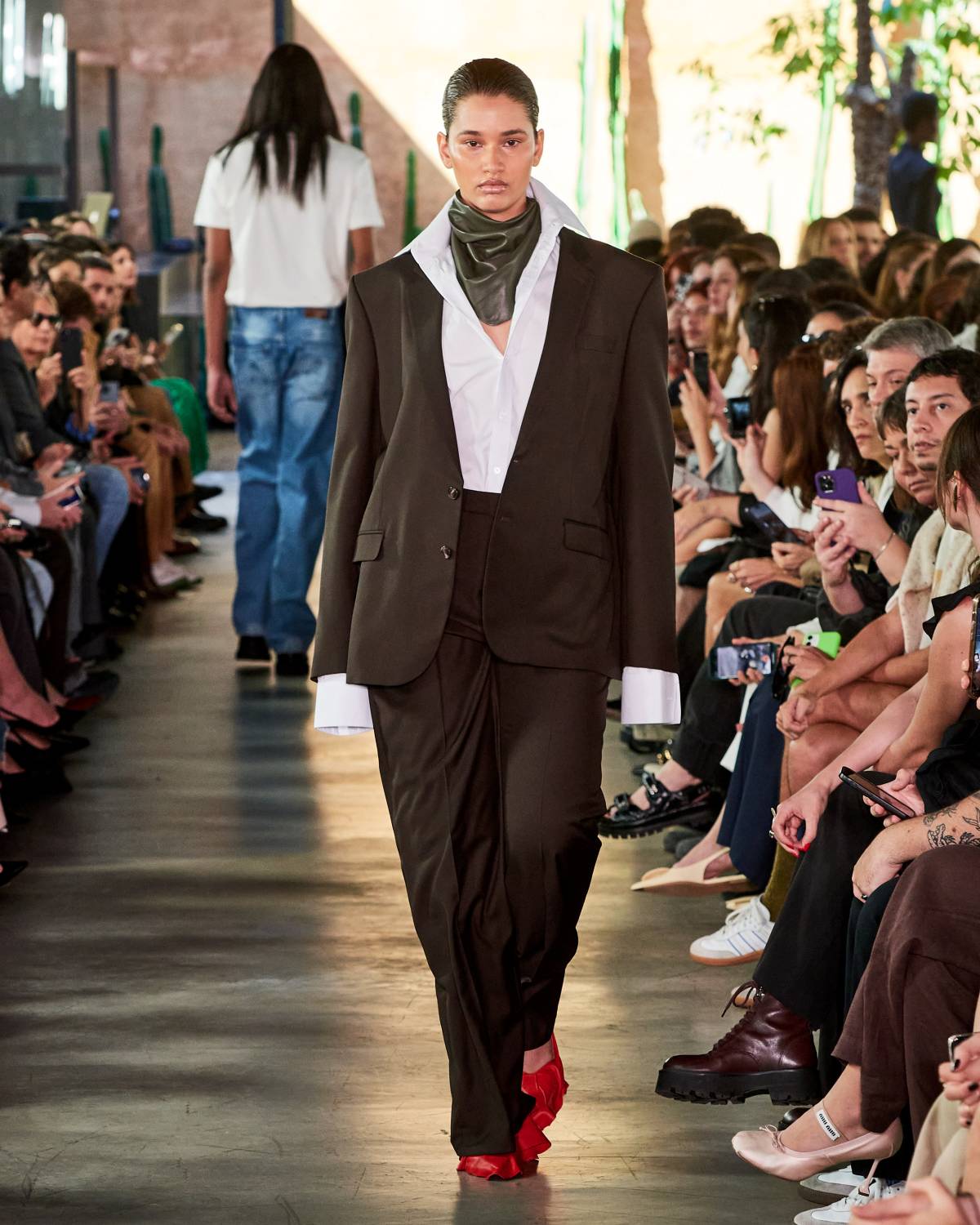 Na imagem com cor, foto do desfile da Mondepars, marca da Sasha Meneghel - metrópoles