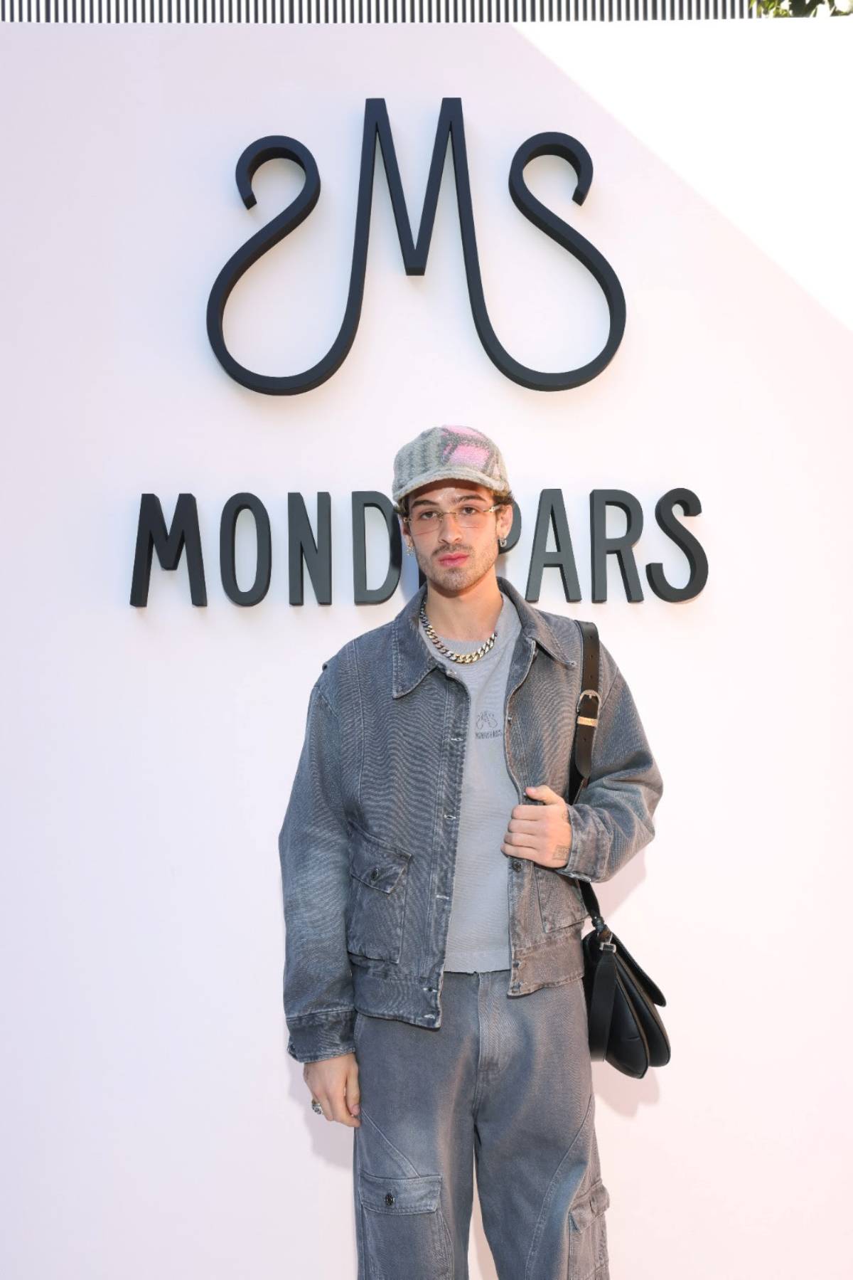 Na imagem com cor, foto do João Guilherme no desfile da Mondepars, marca da Sasha Meneghel - metrópoles