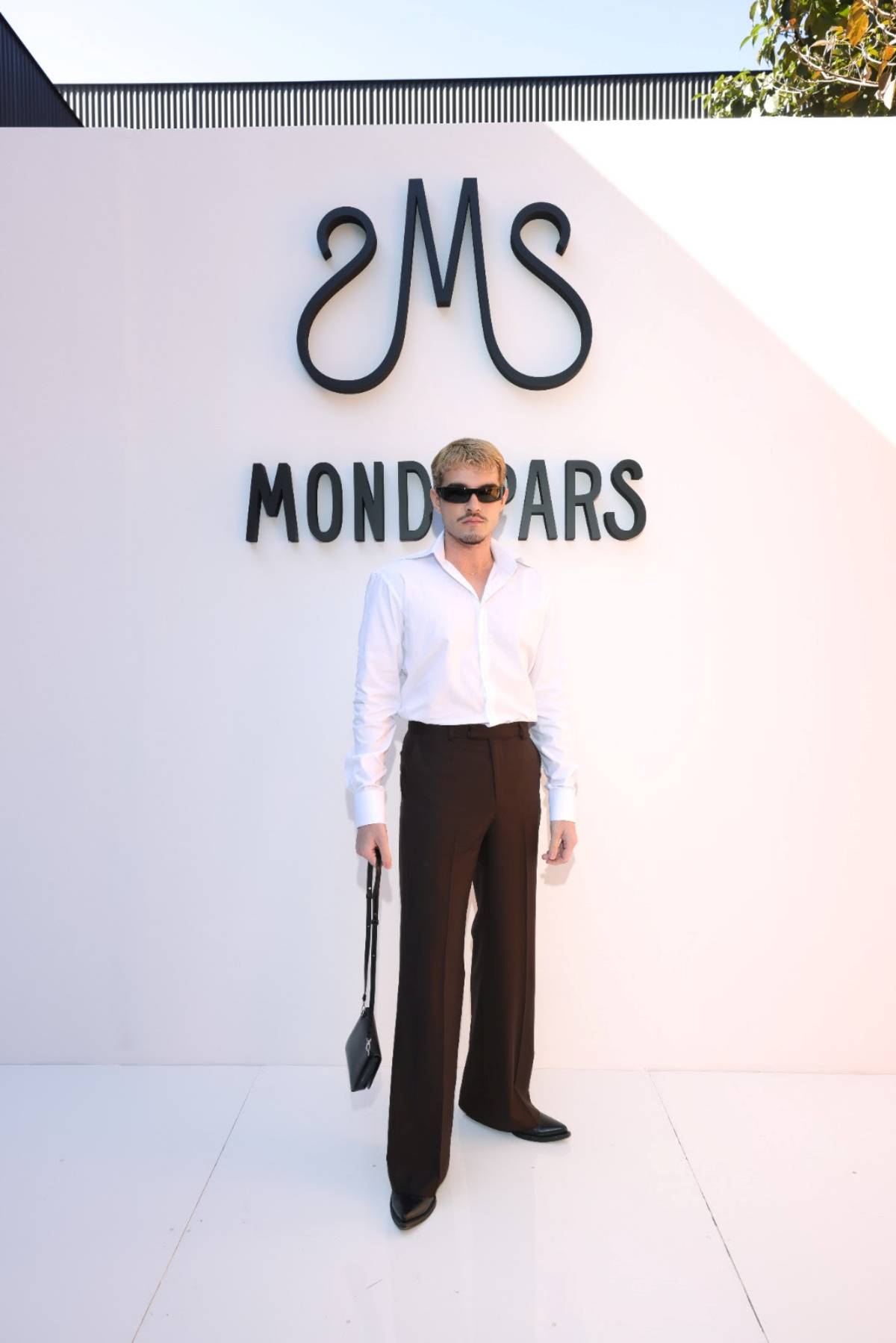 Na imagem com cor, foto do Jão no desfile da Mondepars, marca da Sasha Meneghel - metrópoles