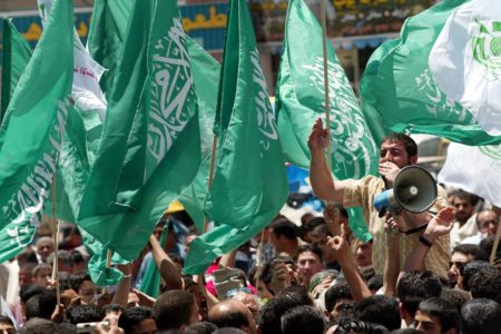 Imagem colorida mostra apoiadores segurando bandeiras do movimento - Metrópoles