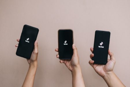 foto de celulares logados no tiktok