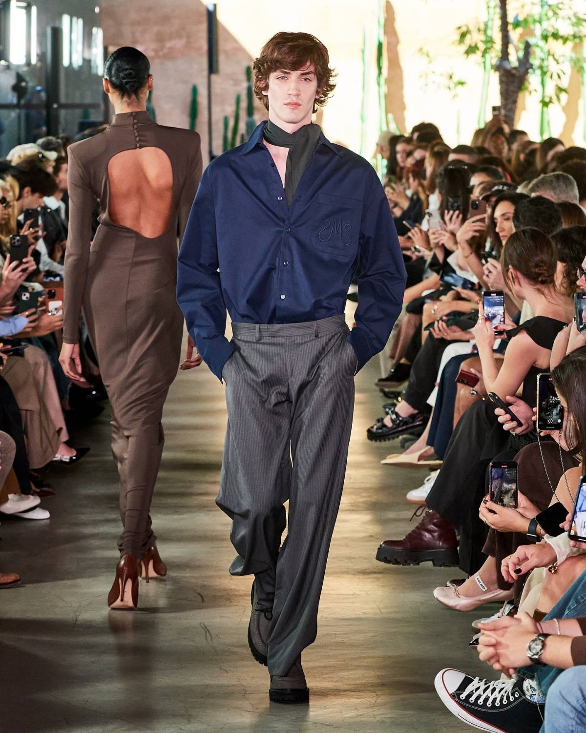 Na imagem com cor, foto do desfile da Mondepars, marca da Sasha Meneghel - metrópoles