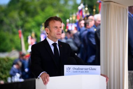 Imagem colorida mostra o presidente da França, Emannuel Macron, durante discurso - Metrópoles