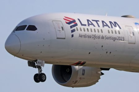 Imagem colorida de avião da Latam - Metrópoles