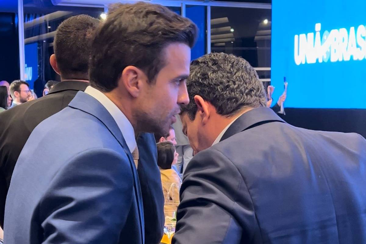 Pablo Marçal em conversa ao pé d'ouvido com Sergio Moro - Metrópoles