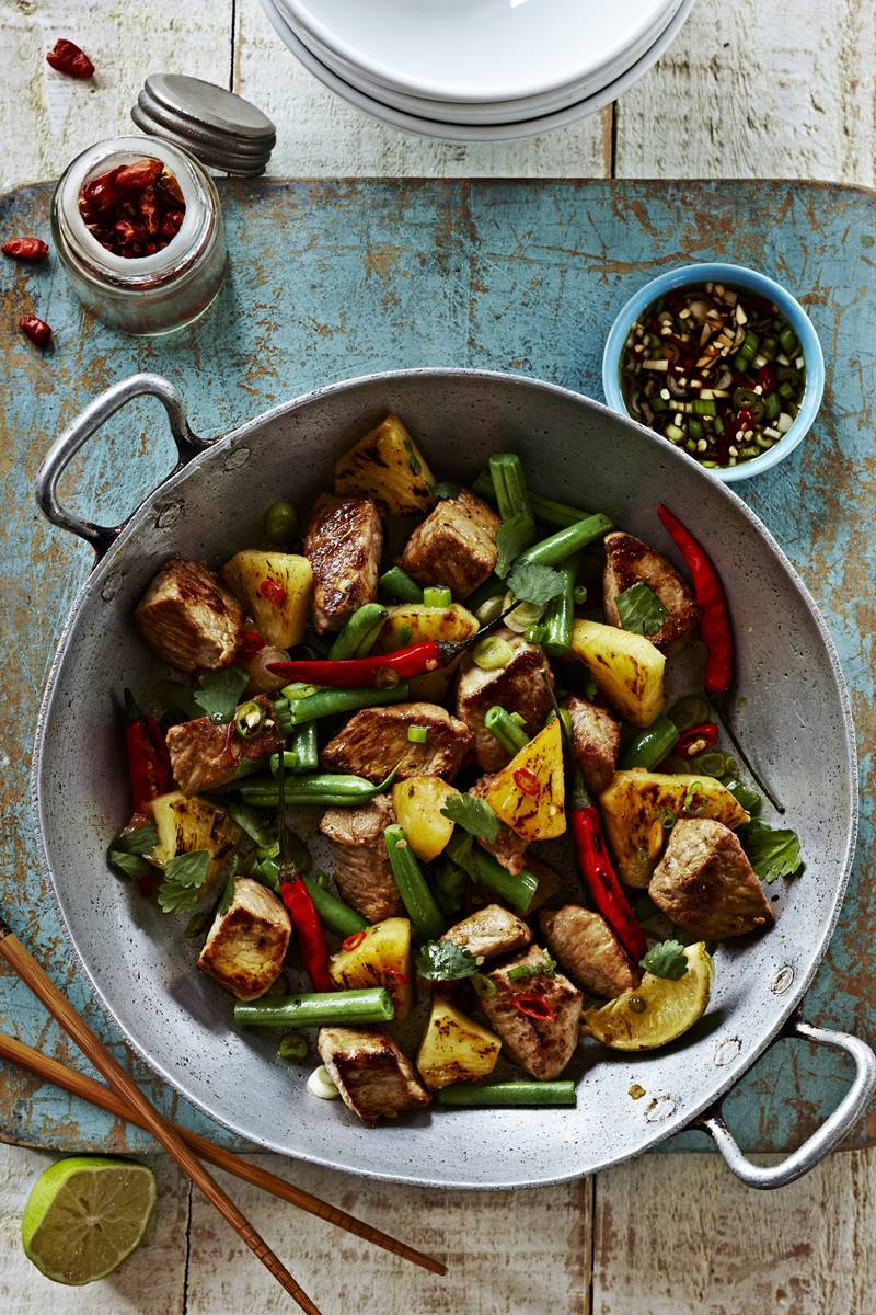 Foto colorida de panela com carne e legumes dentro - Metrópoles