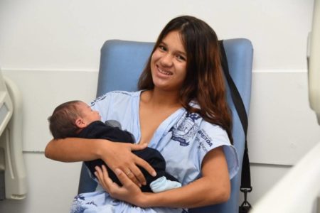 imagem colorida jovem gravida apos dar a luz nova maternidade aparecida de goiania