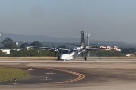 Imagem colorida mostra avião que teve problema no trem de pouso e precisou fazer um pouso de emergência no Aeroporto de Sorocaba, no interior de São Paulo - Metrópoles