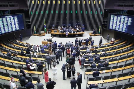 Foto colorida do Plenário da Câmara dos Deputados - Metrópoles