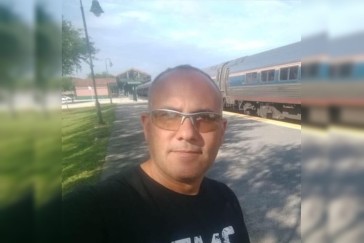 Imagem colorida de homem com camisa preta