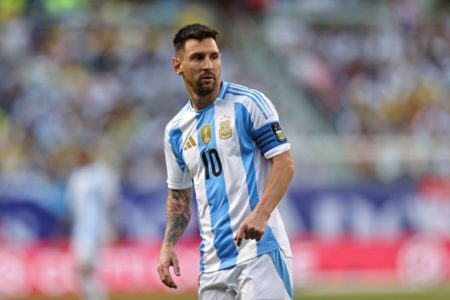 Imagem colorida de Messi com camisa da Argentina - Metrópoles