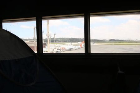 Imagem colorida mostra barraca em sala no aeroporto de Guarulhos, em São Paulo; local abriga imigrantes - Metrópoles