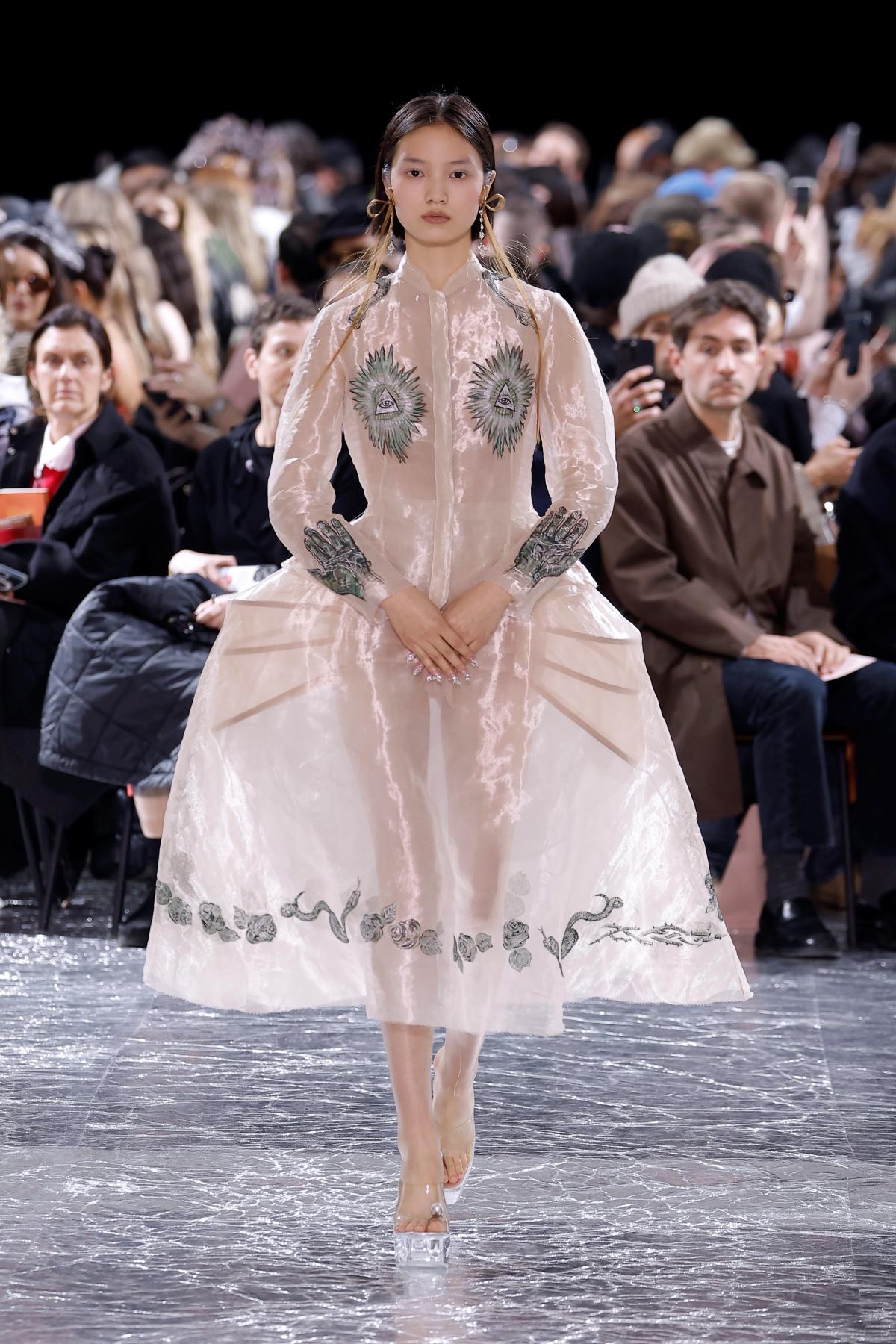 Na imagem com cor, foto do desfile da grife Jean Paul Gaultier assinado por Simone Rocha - metrópoles