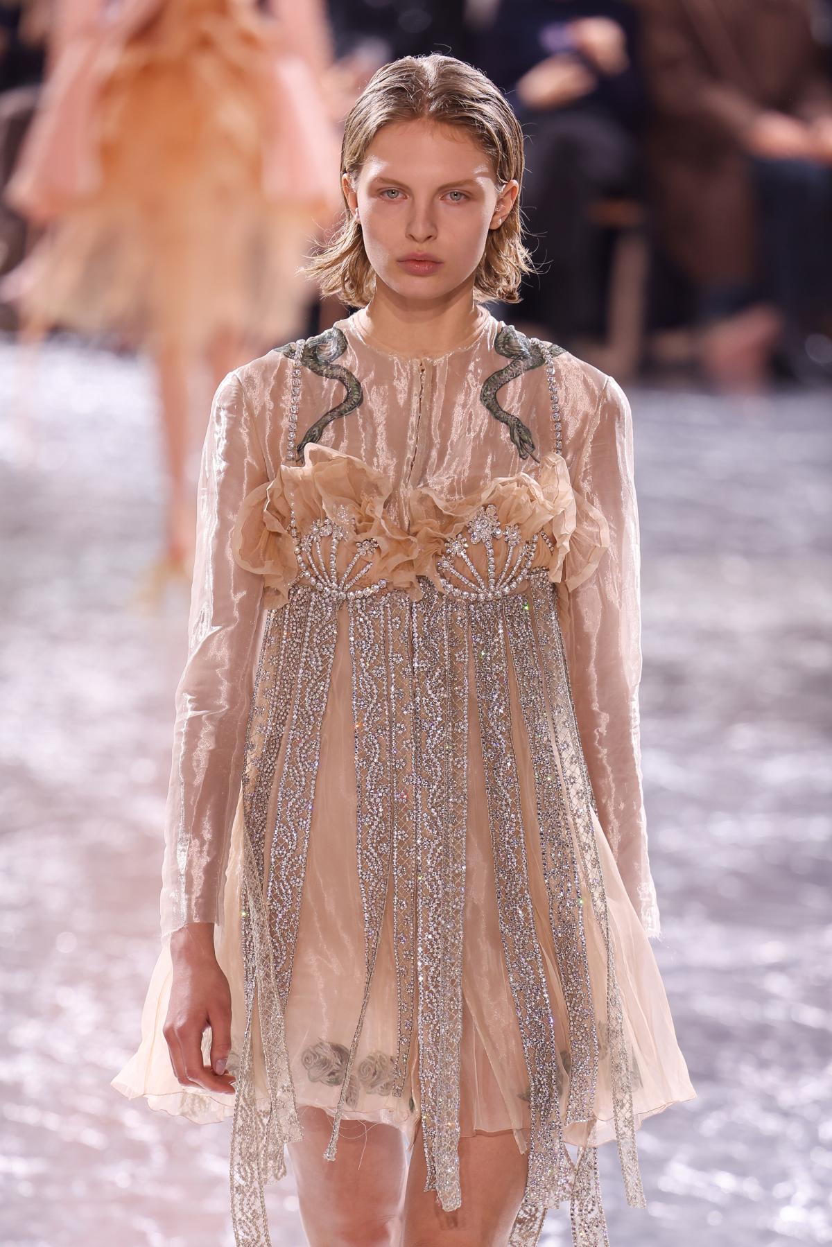 Na imagem com cor, foto do desfile da grife Jean Paul Gaultier assinado por Simone Rocha - metrópoles