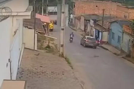 Câmera de segurança mostra o momento da abordagem do policial militar - Metrópoles