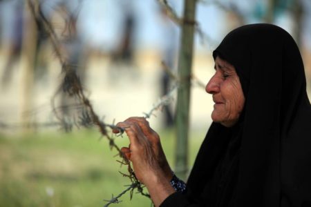 Imagem colorida mostra mulher da Síria chorando - Metrópoles