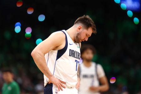 Doncic cabisbaixo - Metrópoles