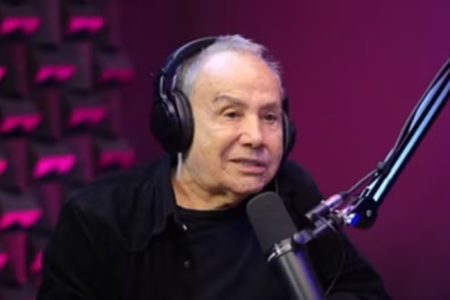 Stenio Garcia nos bastidores do podcast Papagaio Falante - Metrópoles