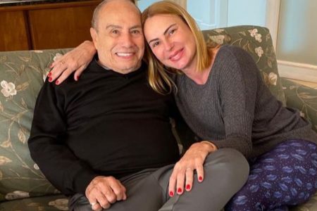 Mari Saade e Stenio Garcia posam juntos e sorridentes - Metrópoles