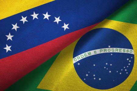 Imagem colorida. Bandeira Brasil e Venezuela